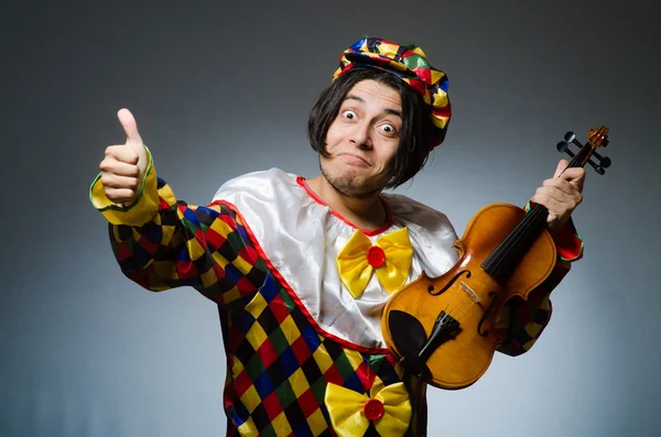 Grappige viool clown speler in muzikaal concept — Stockfoto