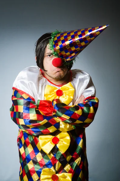 Lustiger Clown vor dunklem Hintergrund — Stockfoto