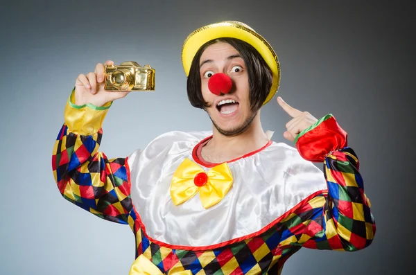 Grappige clown tegen donkere achtergrond — Stockfoto