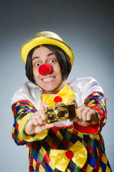 Drôle de clown sur fond sombre — Photo