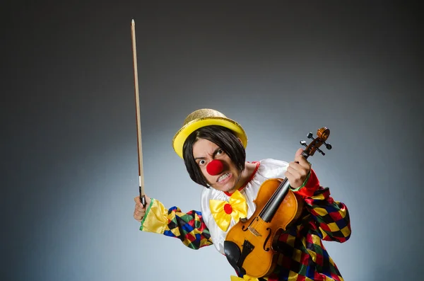 Jogador de palhaço de violino engraçado no conceito musical — Fotografia de Stock