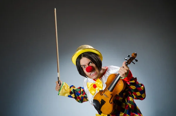 Joueur de clown de violon drôle dans le concept musical — Photo