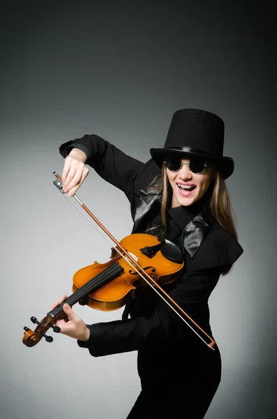 Mujer tocando violín clásico en concepto de música — Foto de Stock