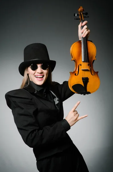 Femme jouant du violon classique dans le concept musical — Photo