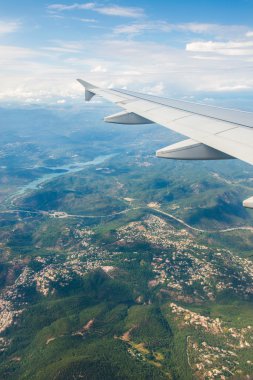 Pencereden uçağın kanadı çıktı.