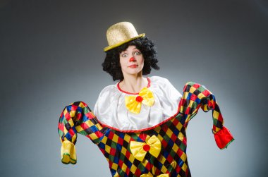 Karanlık arka planda komik bir palyaço.