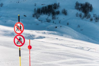 Tehlike, kış kayak merkezinde şarkı söylüyor