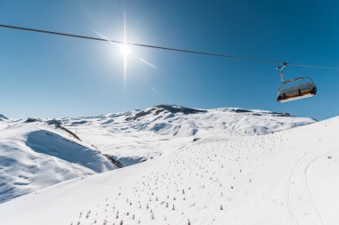 Aydınlık kış gününde kayak kaldırır