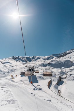 Aydınlık kış gününde kayak kaldırır