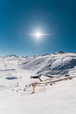 Aydınlık kış gününde kayak kaldırır