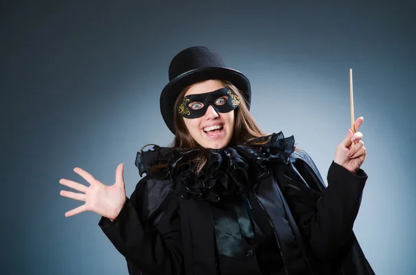 Vrouw goochelaar in grappig concept — Stockfoto