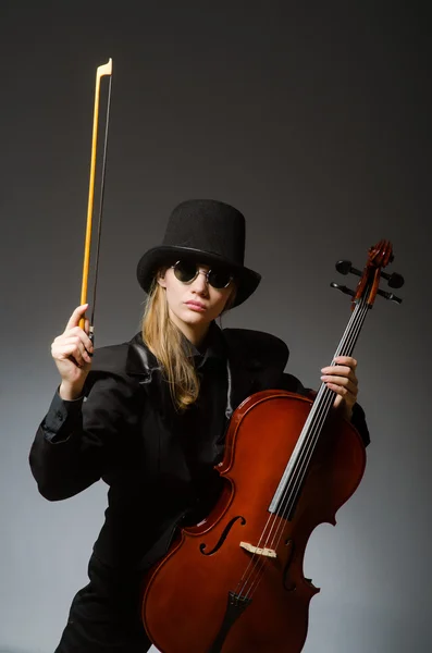 Žena hrající klasický violoncello v hudební koncept — Stock fotografie