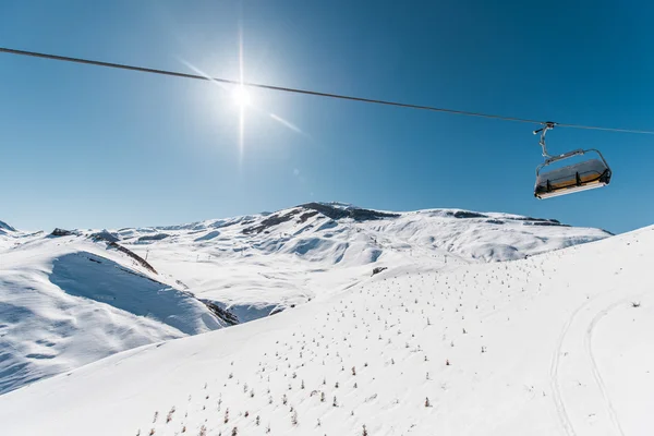 Skiliften tijdens heldere winterdag — Stockfoto