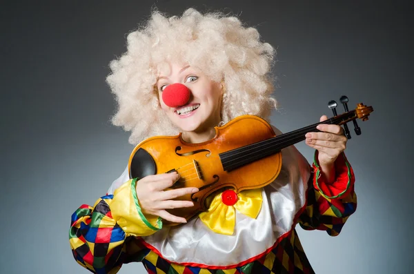 Clown in grappig concept op donkere achtergrond — Stockfoto