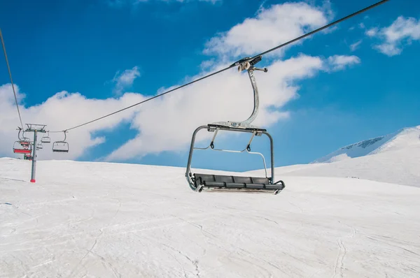 Ski levanta durações dia de inverno brilhante — Fotografia de Stock