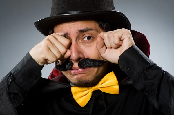 Homem mágico engraçado vestindo tophat — Fotografia de Stock