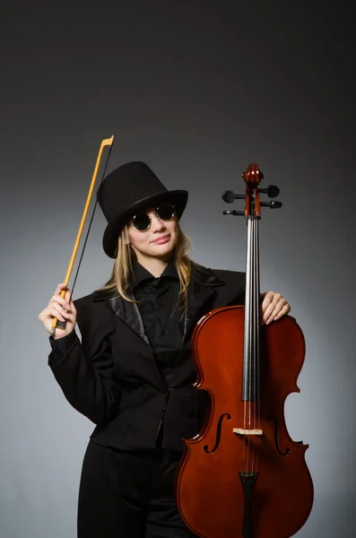 Жінка грає класичну віолончель в музичній концепції — стокове фото