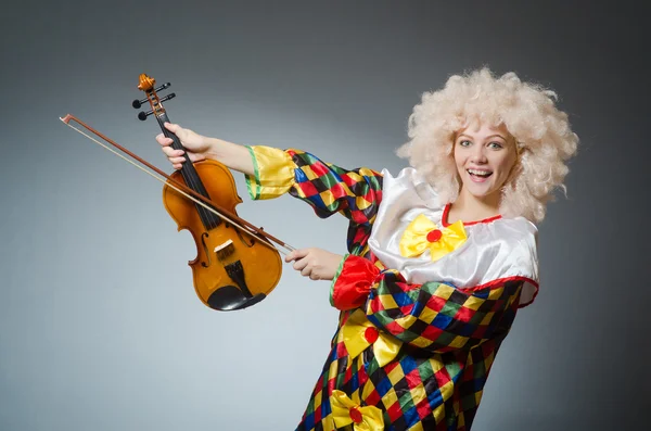 Clown in lustigem Konzept auf dunklem Hintergrund — Stockfoto