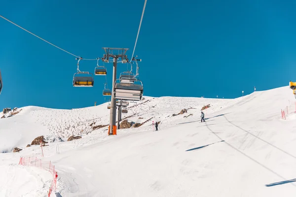 Ski levanta durações dia de inverno brilhante — Fotografia de Stock