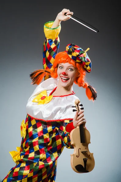 Clown in grappig concept op donkere achtergrond — Stockfoto