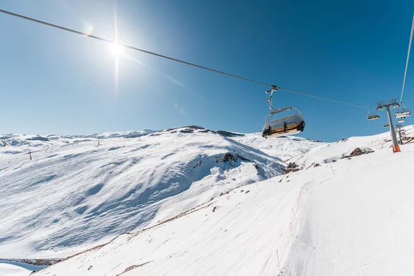 Ski levanta durações dia de inverno brilhante — Fotografia de Stock