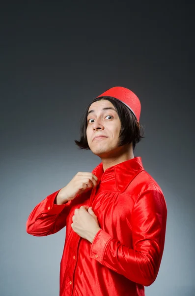 Homme portant un chapeau rouge fez — Photo