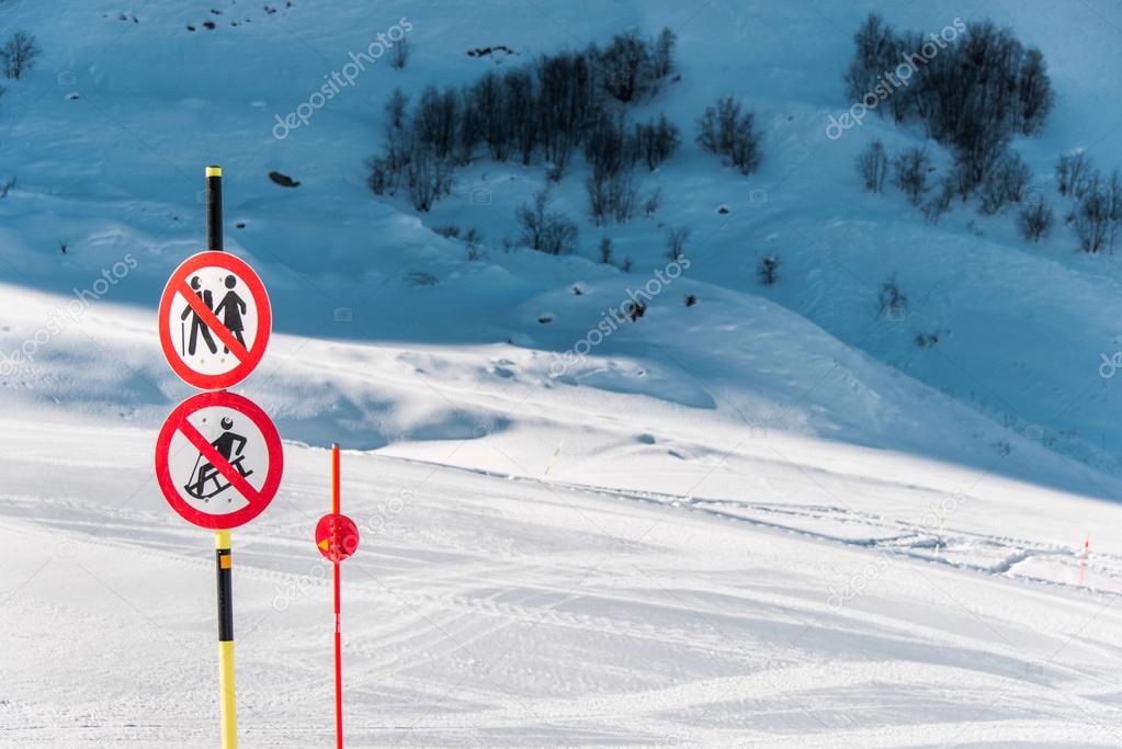 Danger sings on winter skiing resort