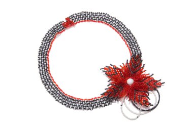 Güzel kolye, beyazın üzerinde.