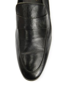 Erkek ayakkabısının ucu beyaza izole edilmiş.