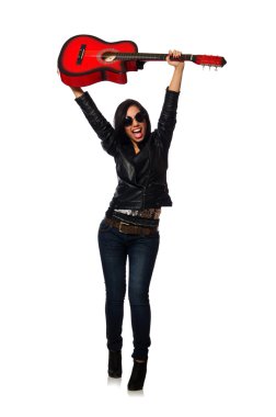 Beyaz tenli gitar çalan kadın