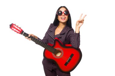 Kadın gitarist beyaz üzerine izole