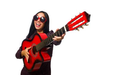 Kadın gitarist beyaz üzerine izole