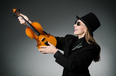 Müzik konsepti içinde klasik Keman çalmaya kadın