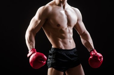 Boks konseptinde kaslı bir adam