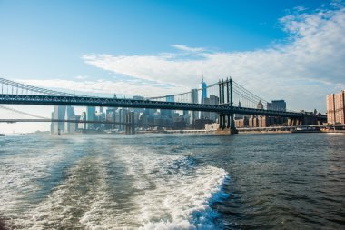 Manhattan Köprüsü New York 'ta yaz günü