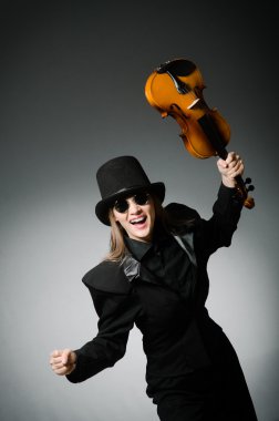 Müzik konsepti içinde klasik Keman çalmaya kadın