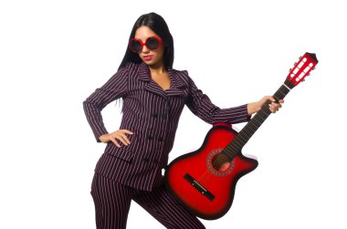 Kadın gitarist beyaz üzerine izole