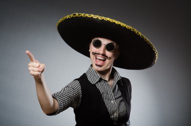 Şapka takan kişi komik bir konsept.