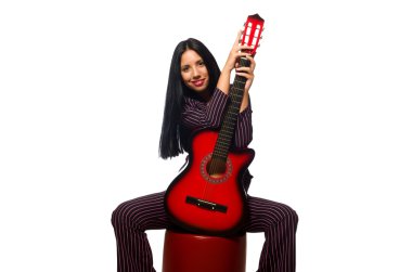Kadın gitarist beyaz üzerine izole