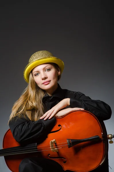 Müzik konsepti içinde klasik Çello çalan kadın — Stok fotoğraf