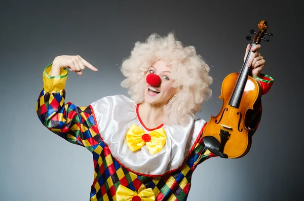 Clown in grappig concept op donkere achtergrond — Stockfoto