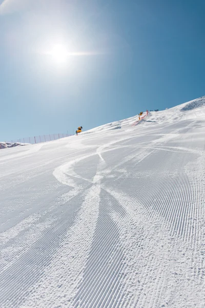 スキー場の冬の山 — ストック写真