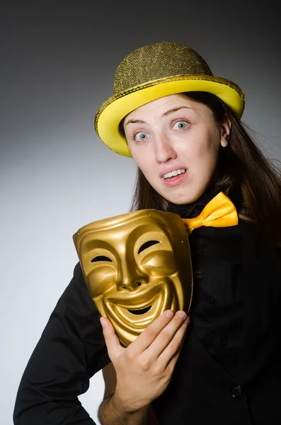 Frau mit Maske in lustigem Konzept — Stockfoto