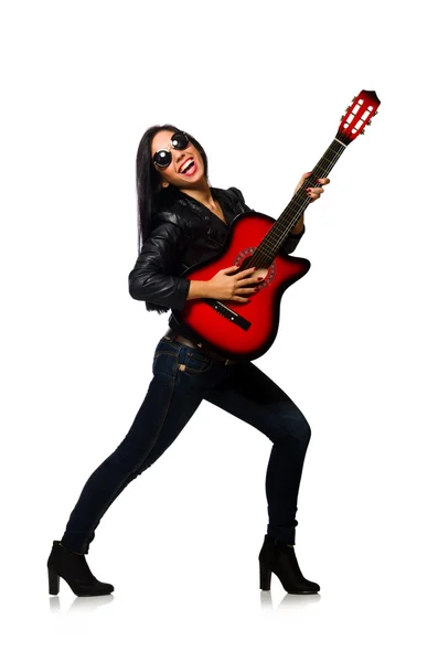 Kvinna spelar gitarr isolerad på vitt — Stockfoto