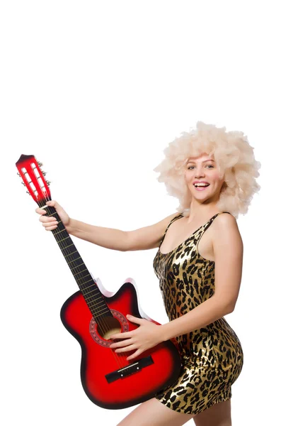 Mujer tocando la guitarra aislada en blanco — Foto de Stock