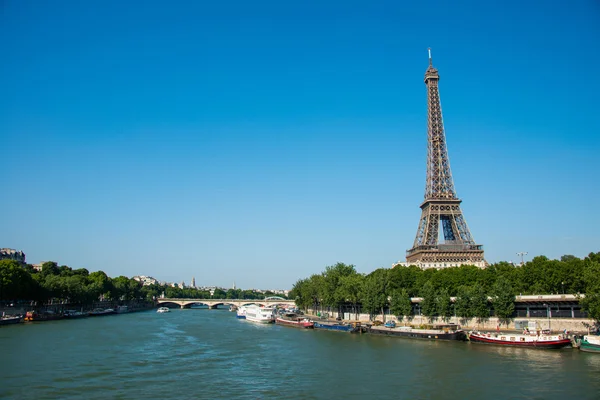 Eiffel-torony, a fényes nap — Stock Fotó