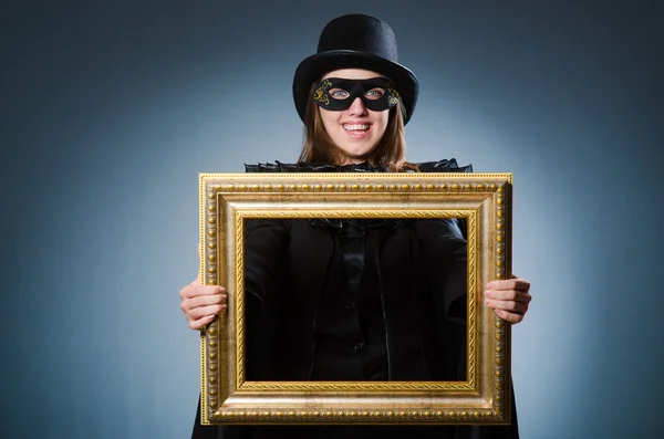 Mujer usando máscara en concepto de arte — Foto de Stock