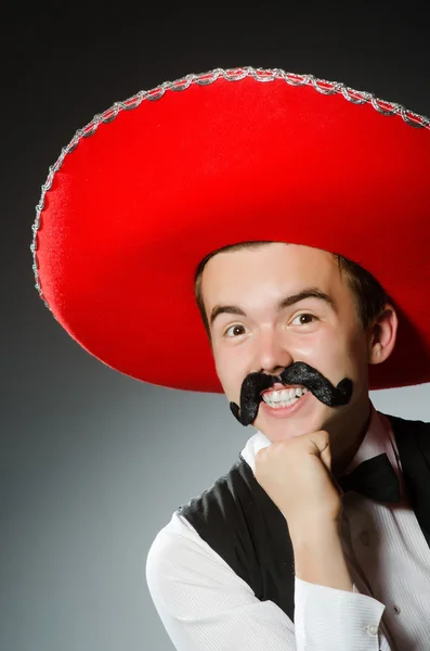 Person som bär sombrero hatt i roligt koncept — Stockfoto