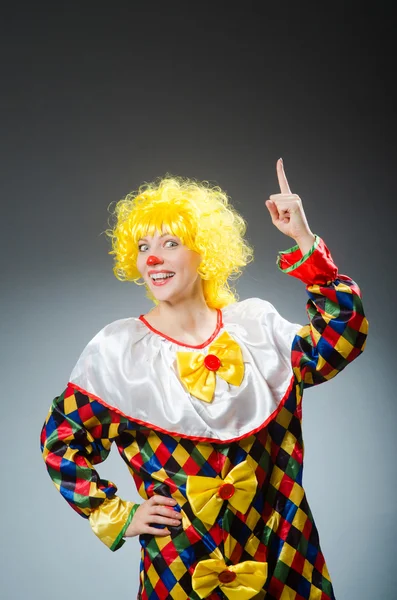 Clown in divertente concetto su sfondo scuro — Foto Stock