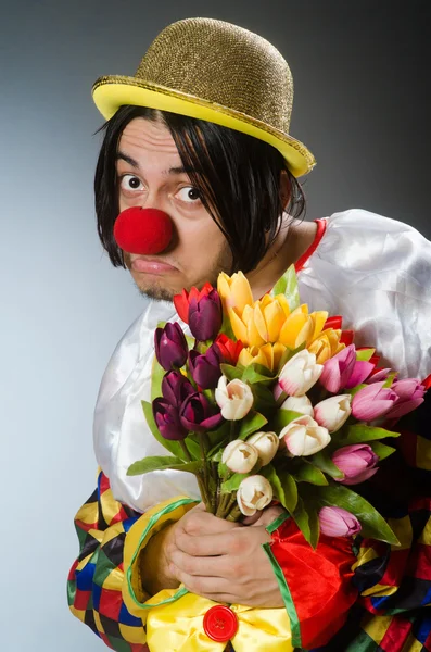 Clown met tulp bloemen in grappige concept — Stockfoto